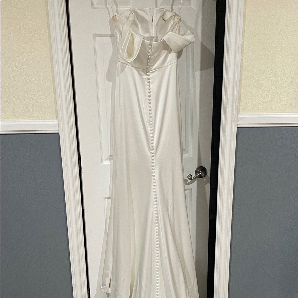 Chic Strapless White Gown with Button Detail